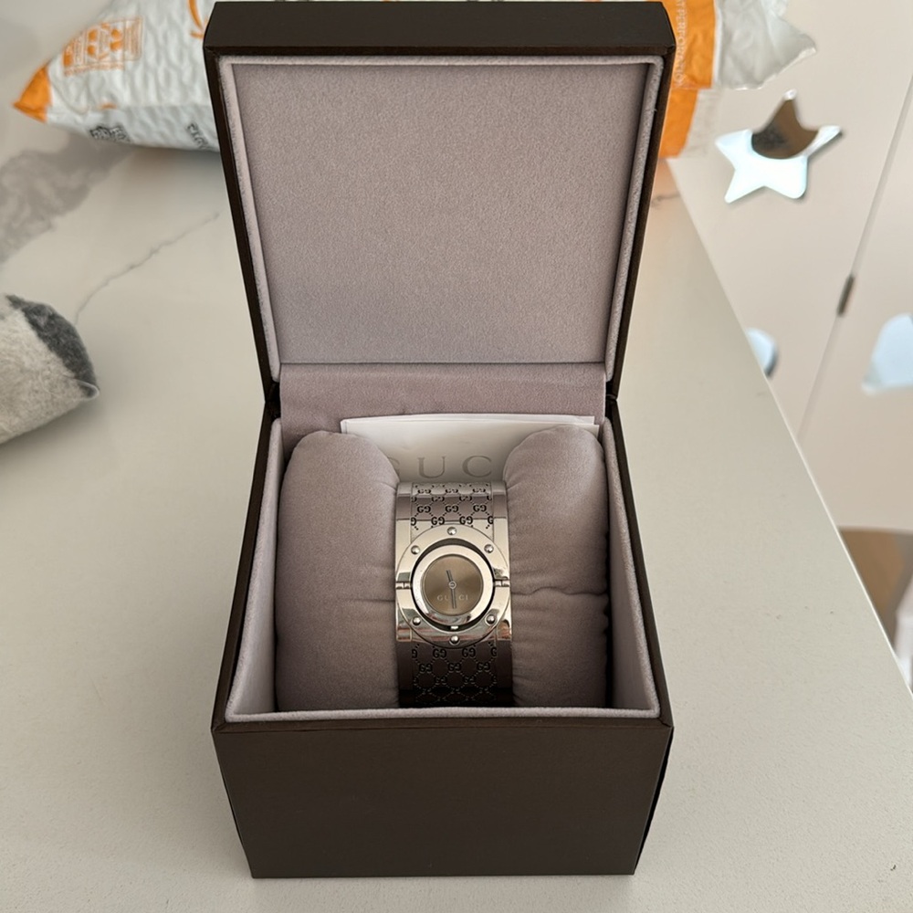 Gucci women’s bracelet watch